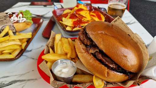 Restaurant Filou’s V8 Cafe – Spielfeld